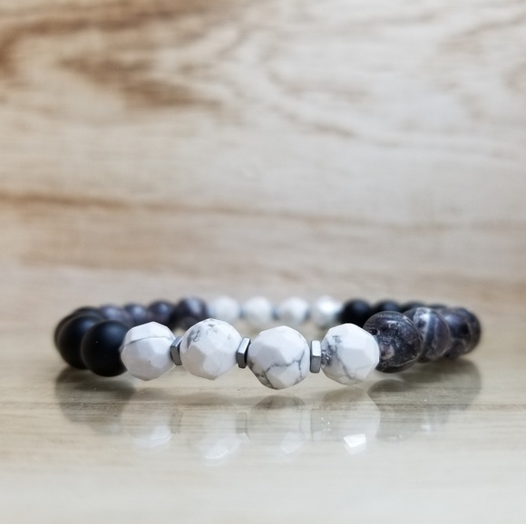 White & Black Howlite Beaded Bracelet - Picture 4 of 6